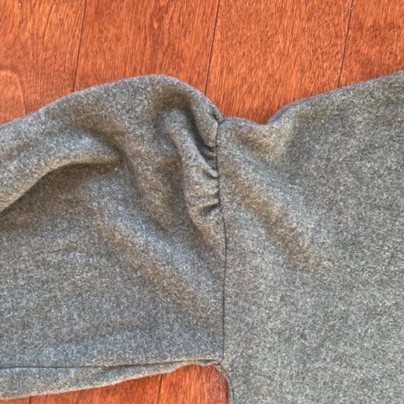 Everleigh sweater in an olive green. Gathered sleeves and cuffs in size large. - Picture 4 of 6